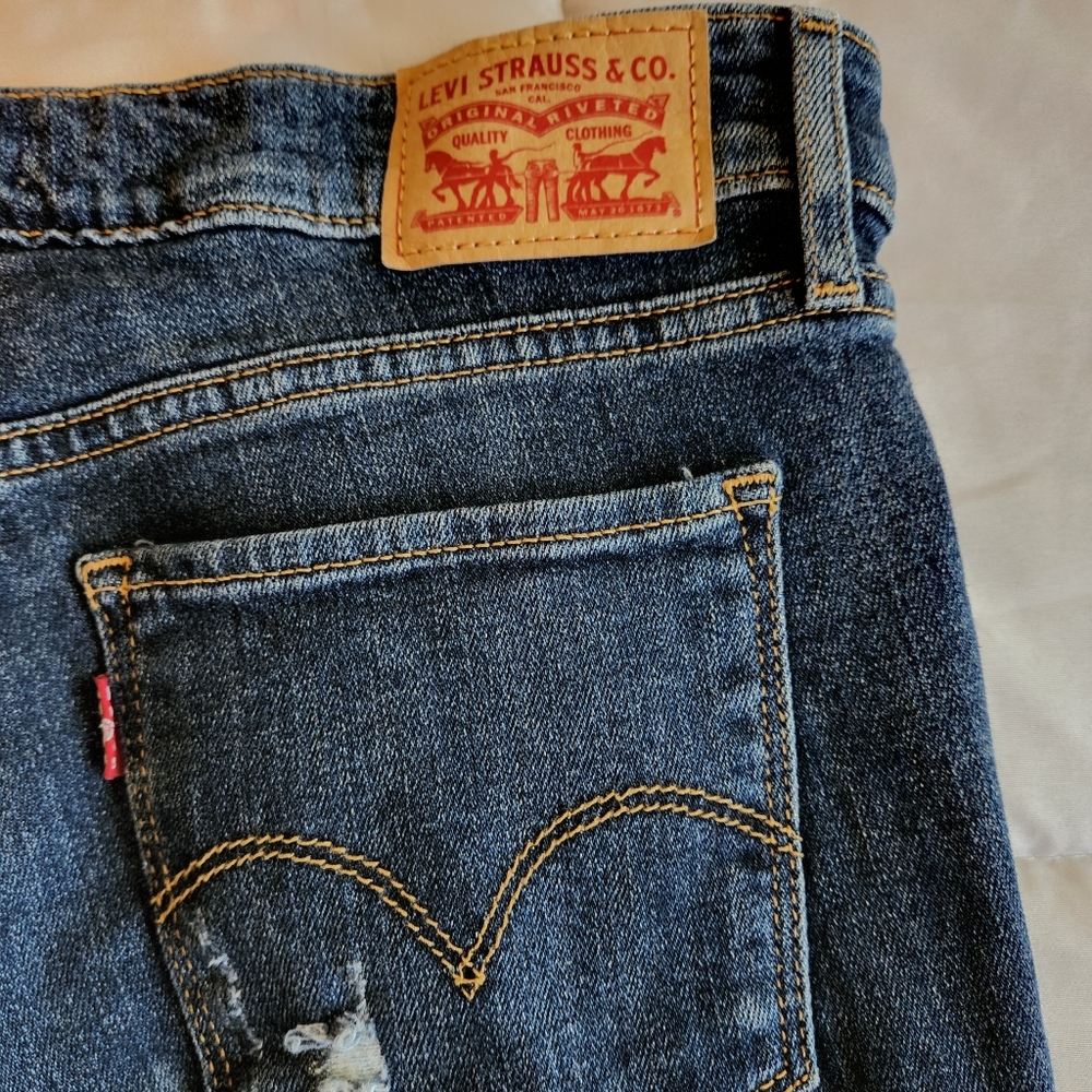 Women's Levi Jeans